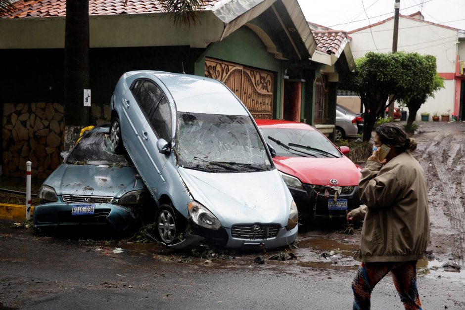 Salvadore tropikų audra pareikalavo mažiausiai 15 aukų