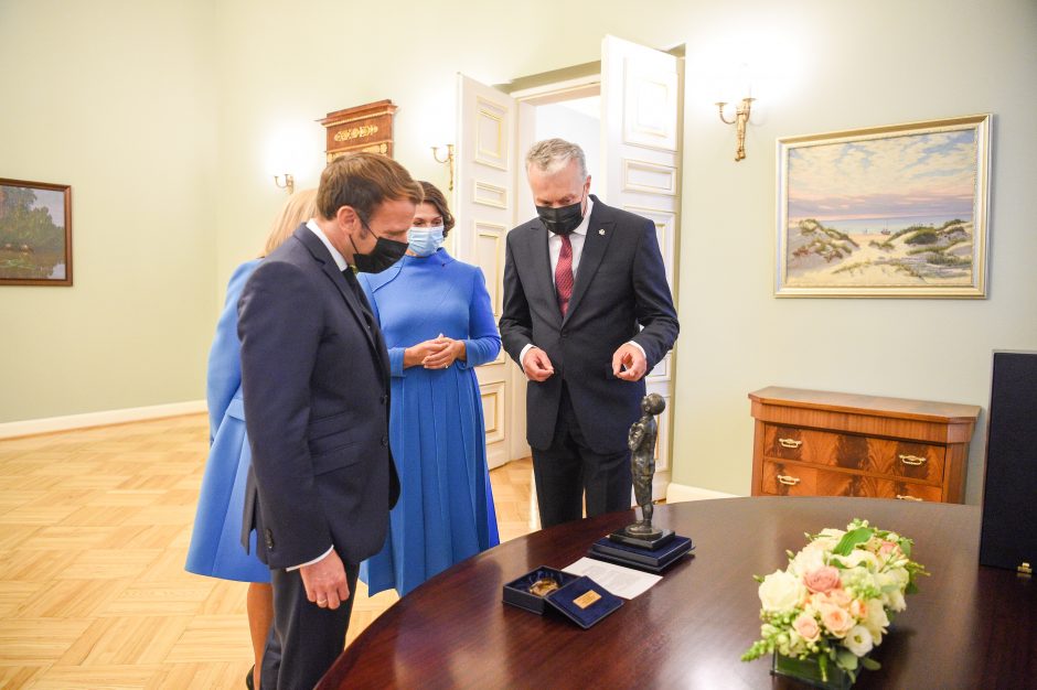 Lietuvos ir Prancūzijos prezidentai apsikeitė dovanomis: R. Gari sujungė abi šalis