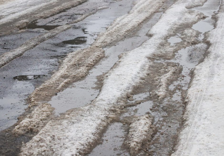 Eismo sąlygas sunkina plikledis