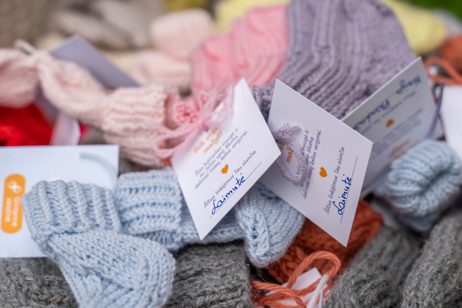 Projekto „Susitikim, mieli senjorai“ dalyviai numezgė 400 kojinaičių šalies ankstukams