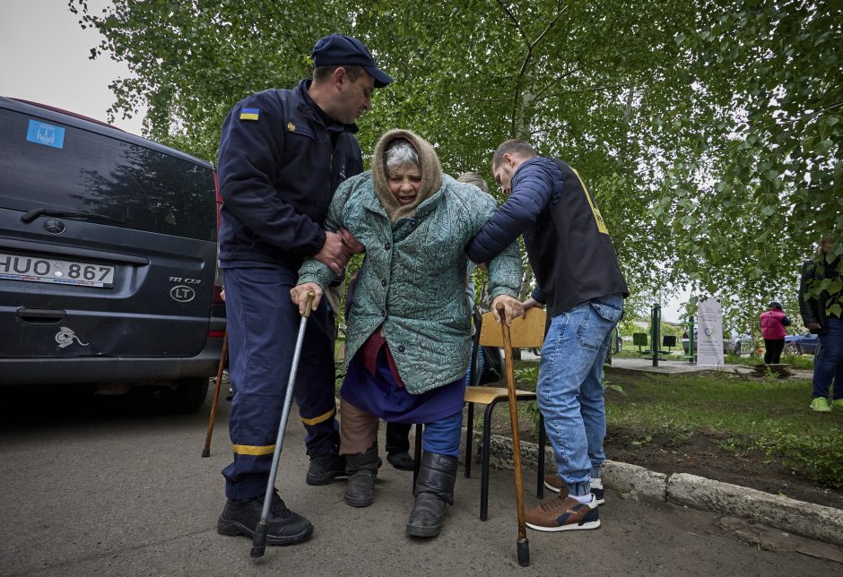 Rusai apšaudė policininkų, važiavusių evakuoti Vovčansko gyventojų, automobilį