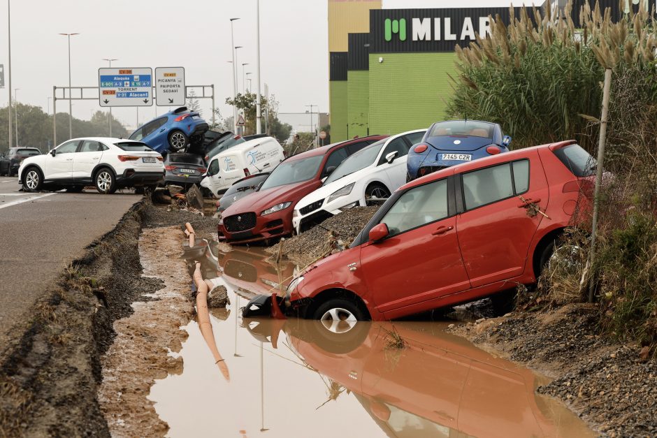 Praėjus trims dienoms po potvynio, Ispanijoje iš automobilio išgelbėta moteris