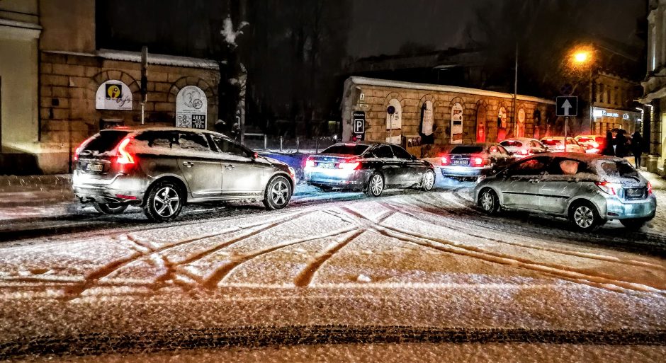 Eismo sąlygos naktį bus sudėtingos – jas sunkins lijundra, plikledis ir mišrūs krituliai