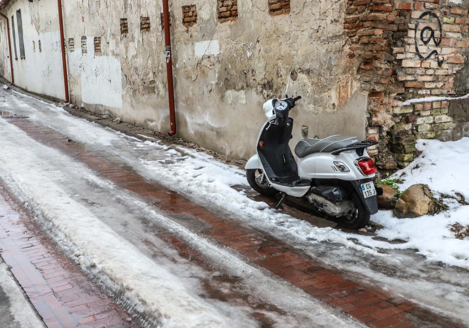 Naktį eismo sąlygas sunkins plikledis