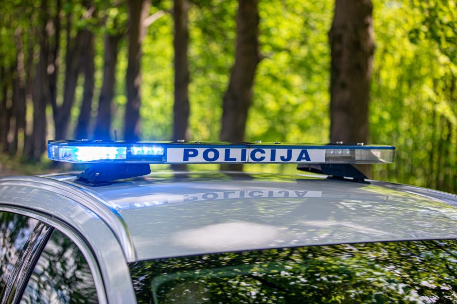 Į griovį nuvažiavusiame automobilyje policija rado nelegalių rūkalų ir narkotikų