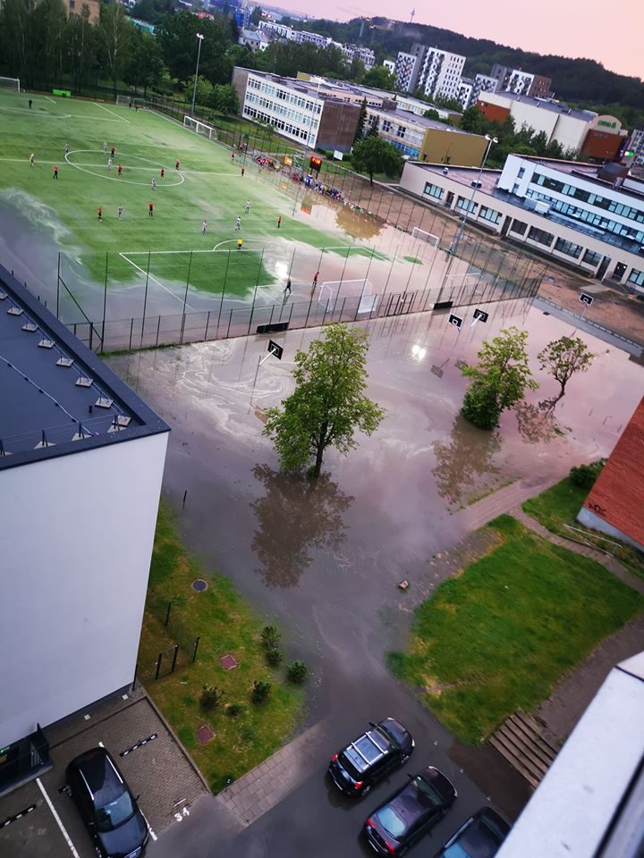 Vilniaus gatvės po trijų liūties bangų virto upėmis