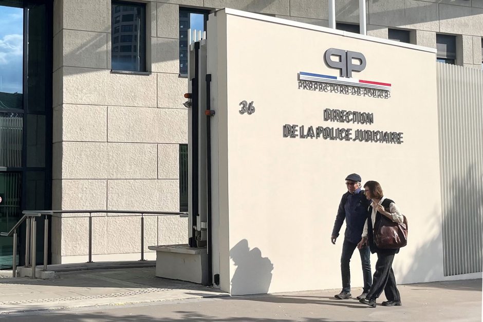 Prancūzijoje dėl įtarimų seksualiniu išnaudojimu apklausai sulaikyti du žinomi režisieriai