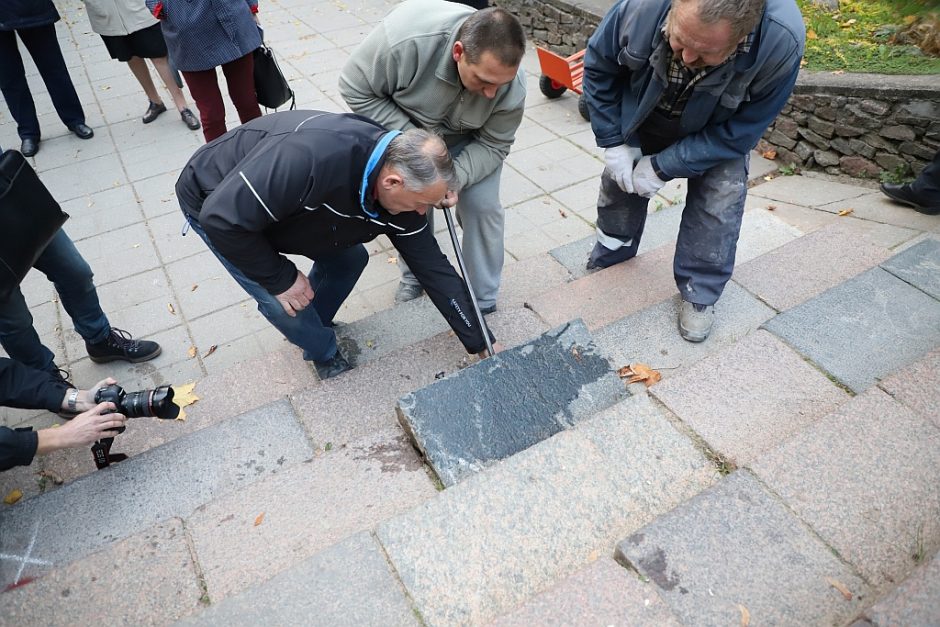 Šiauliuose iš grindinio išimami žydų paminkliniai akmenys