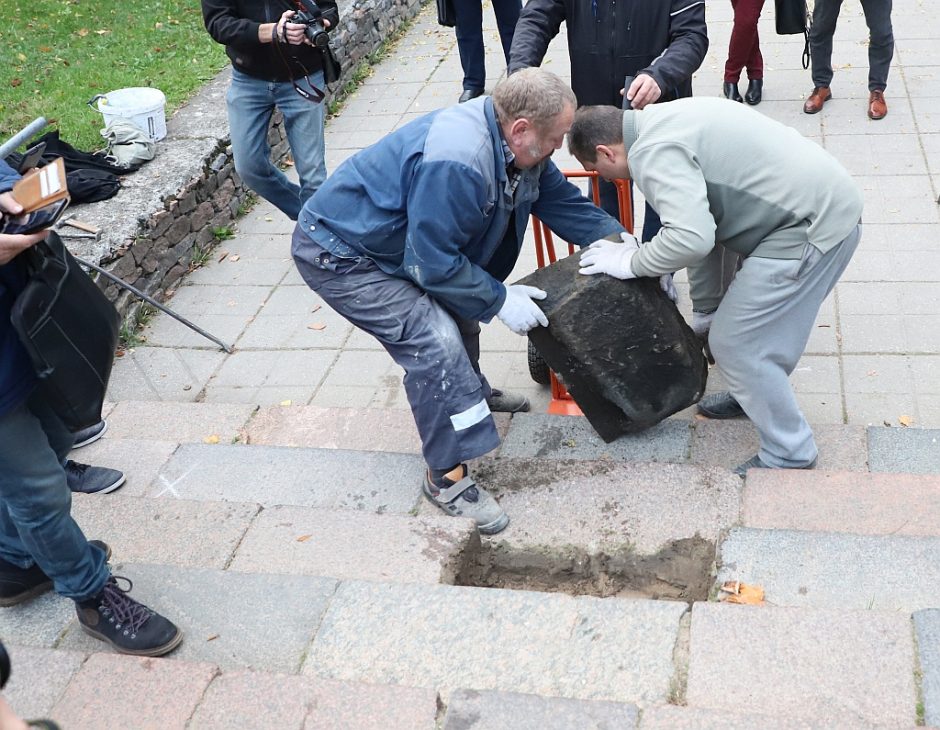 Šiauliuose iš grindinio išimami žydų paminkliniai akmenys