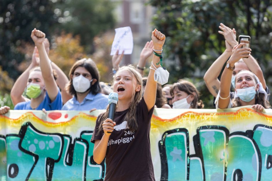 Milane vykstant jaunimo suvažiavimui G. Thunberg vadovauja klimato protestuotojų eitynėms