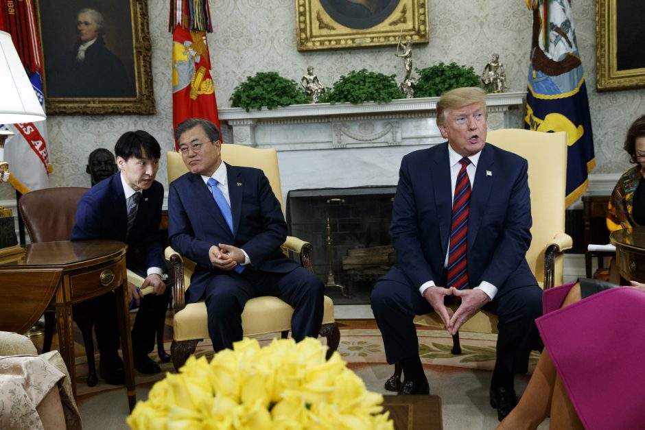 Baltuosiuose rūmuose susitinka D. Trumpas ir Moon Jae-inas