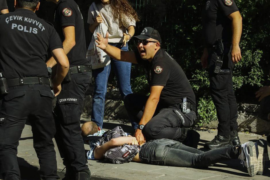 Turkijos policija išvaikė LGBTQ „Pride“ eitynes, sulaikė 30 žmonių