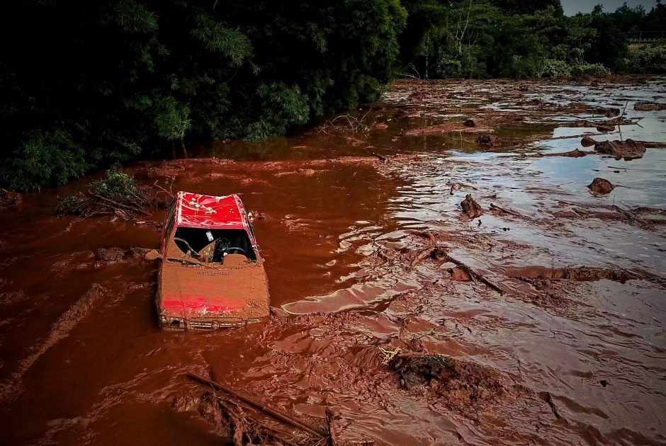 Brazilijoje po nelaimės užtvankoje ieškoma 300 žmonių, rasti 9 žuvusiųjų kūnai