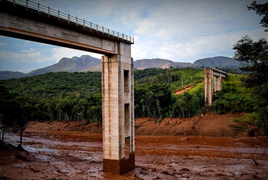 Brazilijoje po nelaimės užtvankoje ieškoma 300 žmonių, rasti 9 žuvusiųjų kūnai