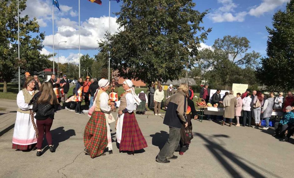 Babtų bendruomenę sušildė obuolienės aromatas ir liaudiškos melodijos 