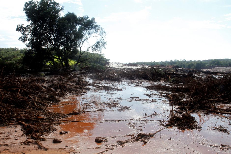 Brazilijoje po nelaimės užtvankoje ieškoma 300 žmonių, rasti 9 žuvusiųjų kūnai