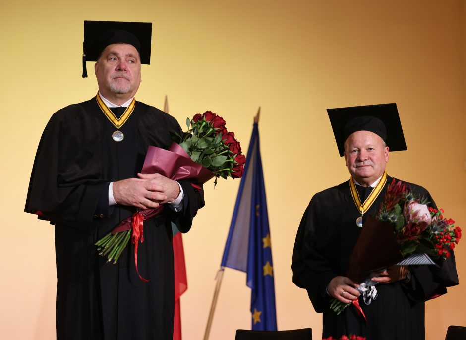A. Saboniui ir V. Makūnui įteiktos Sporto universiteto garbės daktaro regalijos