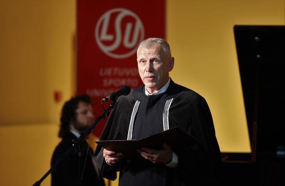 A. Saboniui ir V. Makūnui įteiktos Sporto universiteto garbės daktaro regalijos