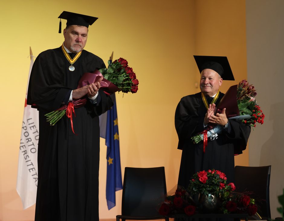 A. Saboniui ir V. Makūnui įteiktos Sporto universiteto garbės daktaro regalijos