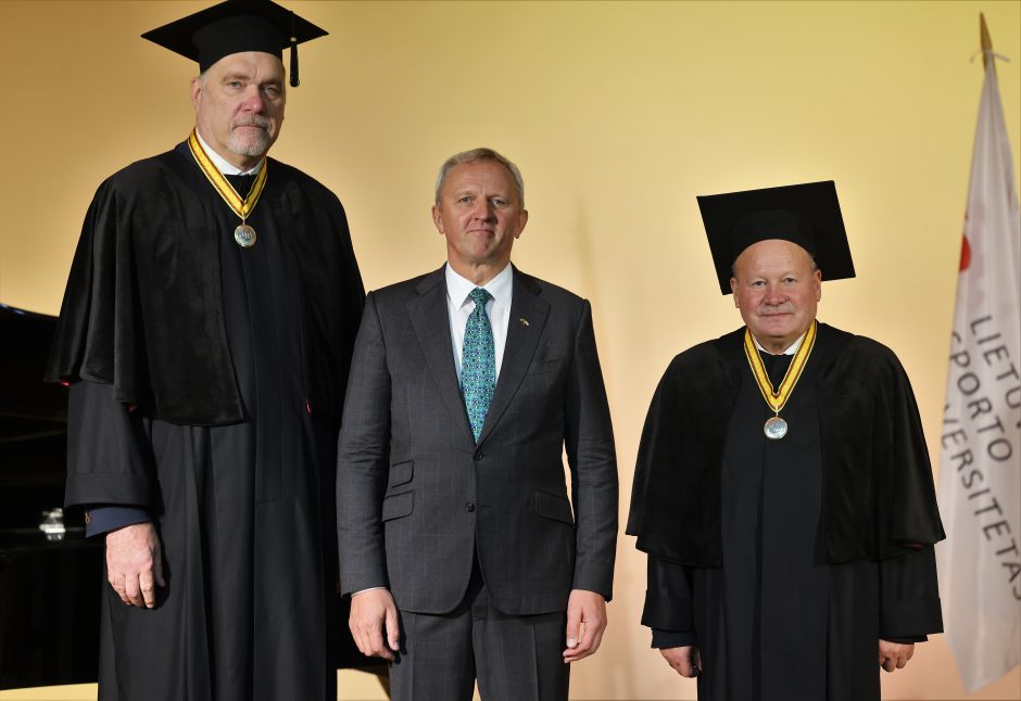 A. Saboniui ir V. Makūnui įteiktos Sporto universiteto garbės daktaro regalijos