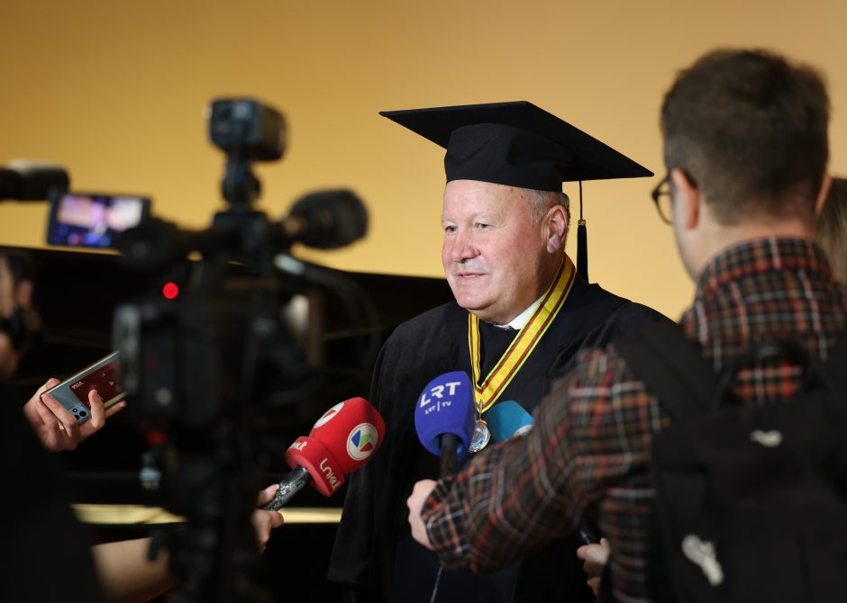 A. Saboniui ir V. Makūnui įteiktos Sporto universiteto garbės daktaro regalijos