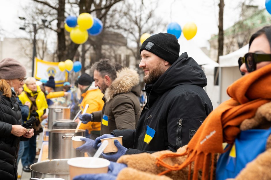 Sėkmės sulaukusi ukrainiečių palaikymo akcija keliasi į Kauną: barščius dalins žinomi kauniečiai