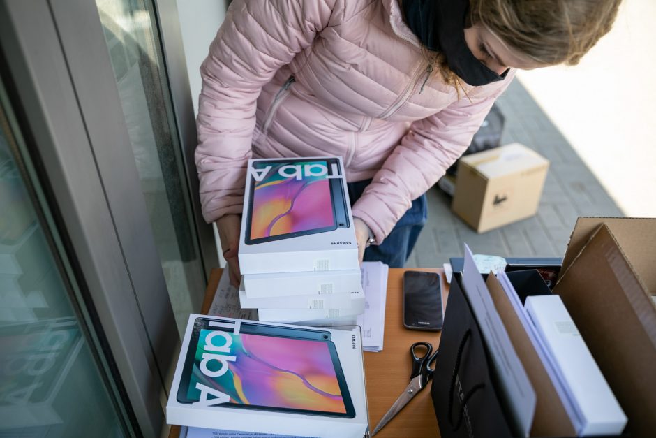 Sostinės vaikai nuotoliniam mokymuisi gaus 5 tūkst. kompiuterių ir planšečių