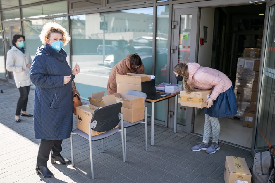 Sostinės vaikai nuotoliniam mokymuisi gaus 5 tūkst. kompiuterių ir planšečių