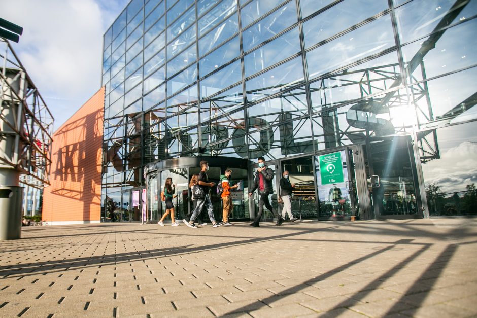 Vakare dėl galimybių pasų tikrinimo prie Kauno prekybos centrų eilės nenusidriekė