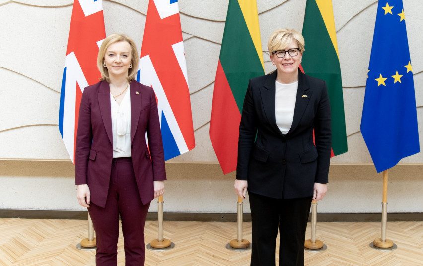 I. Šimonytė su JK užsienio sekretore aptarė paramą Ukrainai, regiono saugumą