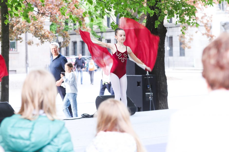 Laisvės alėjoje – ilgas kaimynų stalas ir pasirodymų gausa: Kaunas pradėjo švęsti gimtadienį