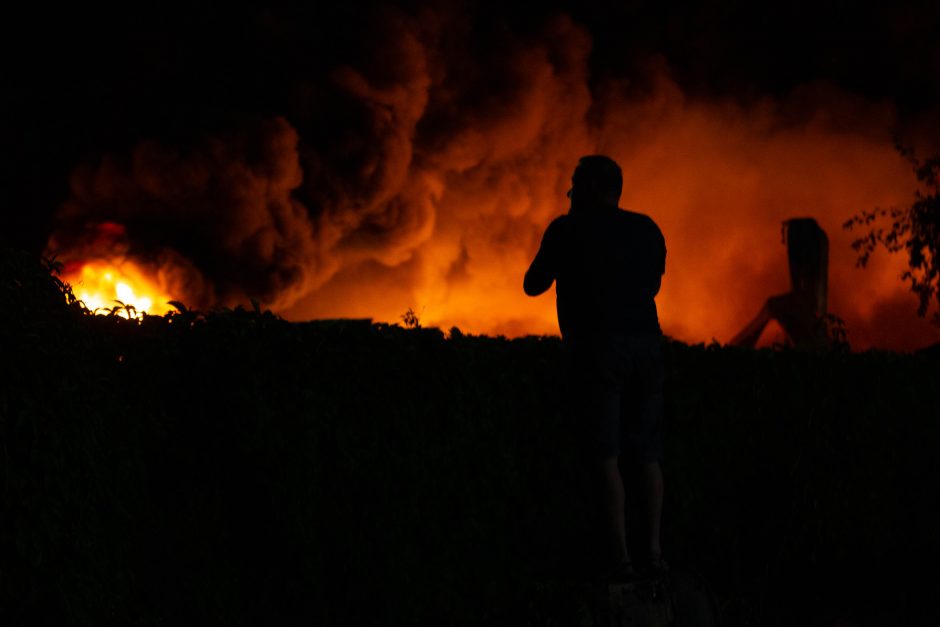 Didžiulis gaisras Kauno atliekų įmonėje – suvaldytas: aušinami pavieniai židiniai, pradėtas tyrimas 