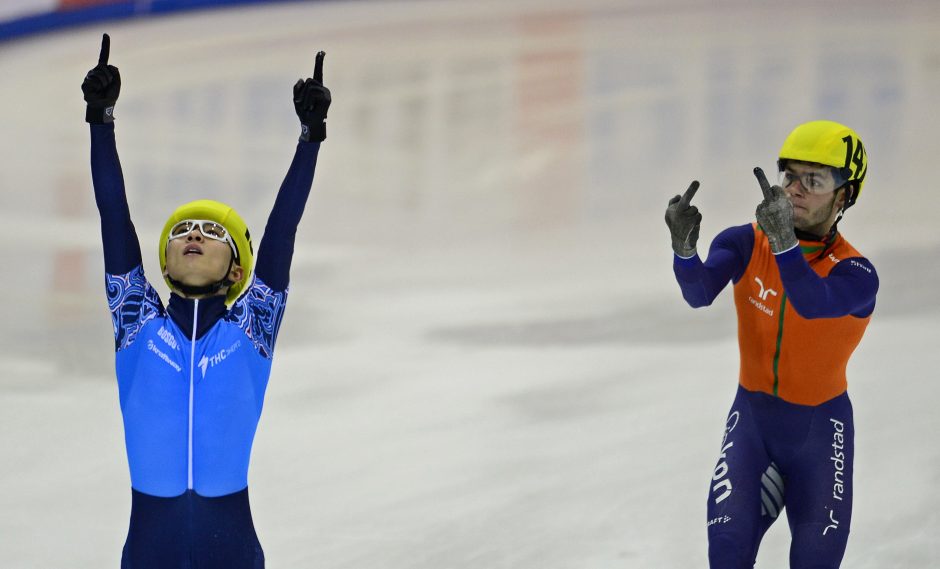 Varžovui vidurinį pirštą parodęs olandų čiuožėjas neteko Europos čempionato medalių