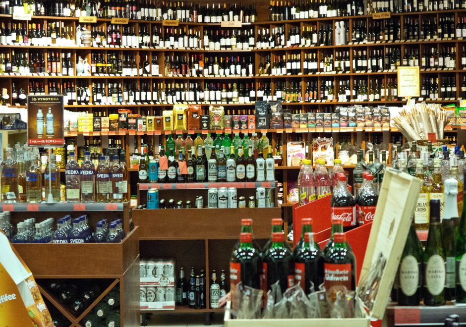 Iš prekybos lentynų alkoholis puodeliuose dings, vaikiškas šampanas liks?