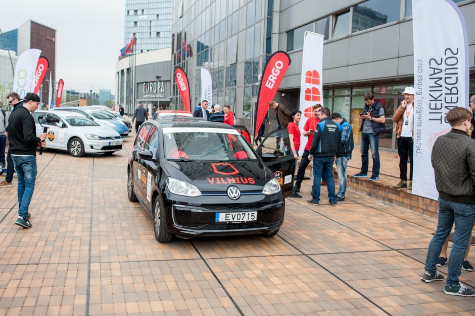 Prasidėjo elektromobilių varžybos: kas greičiausiai nuvažiuos iš Vilniaus į Palangą?