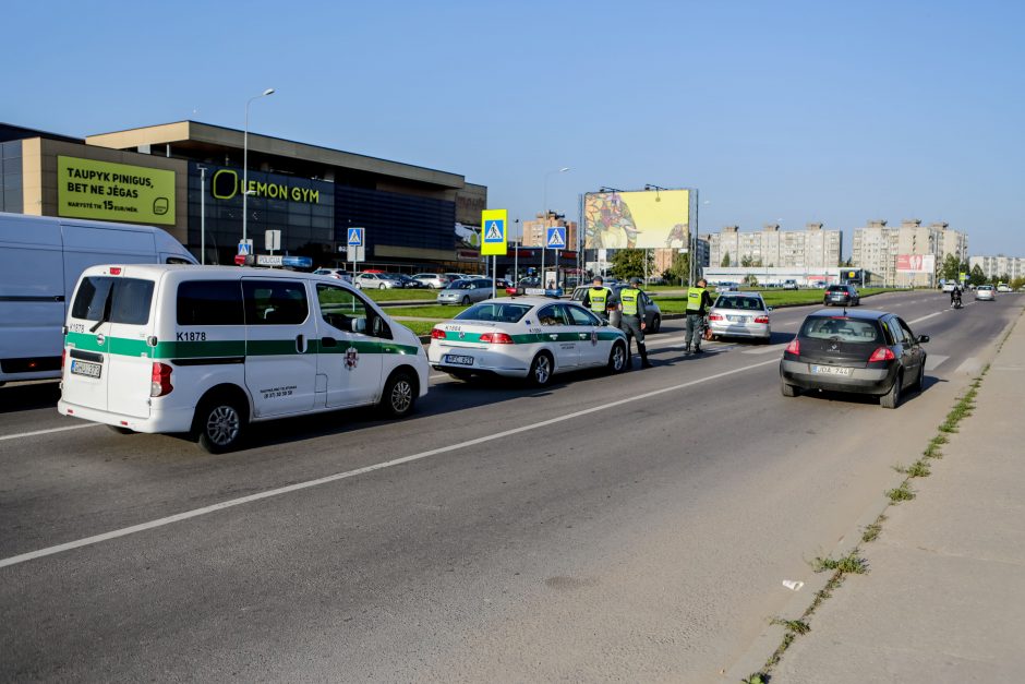 Baltų prospekte „Mercedes-Benz“ partrenkė du žmones