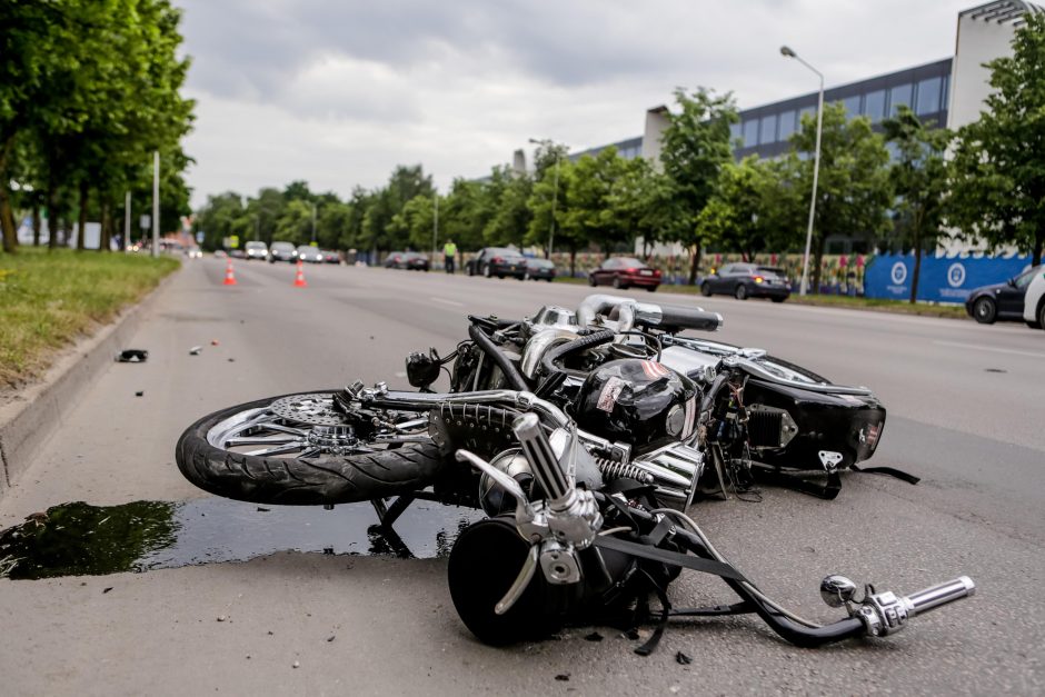 Jonavos gatvėje kraupiai sužalotas motociklininkas