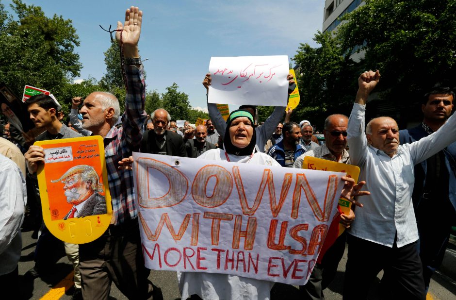 Tūkstančiai iraniečių išėjo į gatves dėl JAV pasitraukimo iš branduolinės sutarties