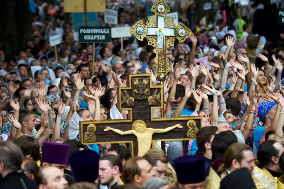 Ukrainoje tūkstančiai žmonių paminėjo šalies krikštą per Maskvos remiamą procesiją