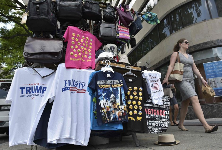 Suvenyrų pardavėjų kišenes storina JAV prezidentiniai debatai