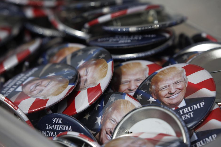Suvenyrų pardavėjų kišenes storina JAV prezidentiniai debatai