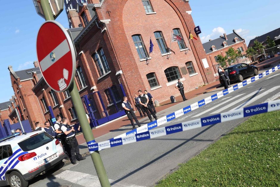 Belgijoje „Allahu Akbar“ šaukdamas vyras mačete puolė policininkes