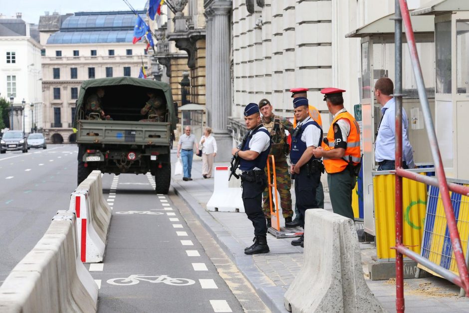 Belgijoje „Allahu Akbar“ šaukdamas vyras mačete puolė policininkes