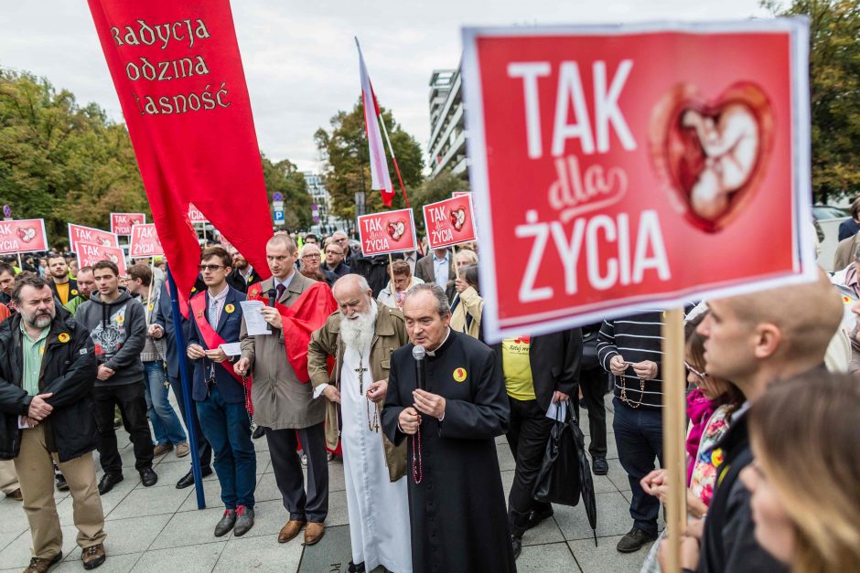 Lenkijoje stumiamas beveik absoliutus abortų draudimas