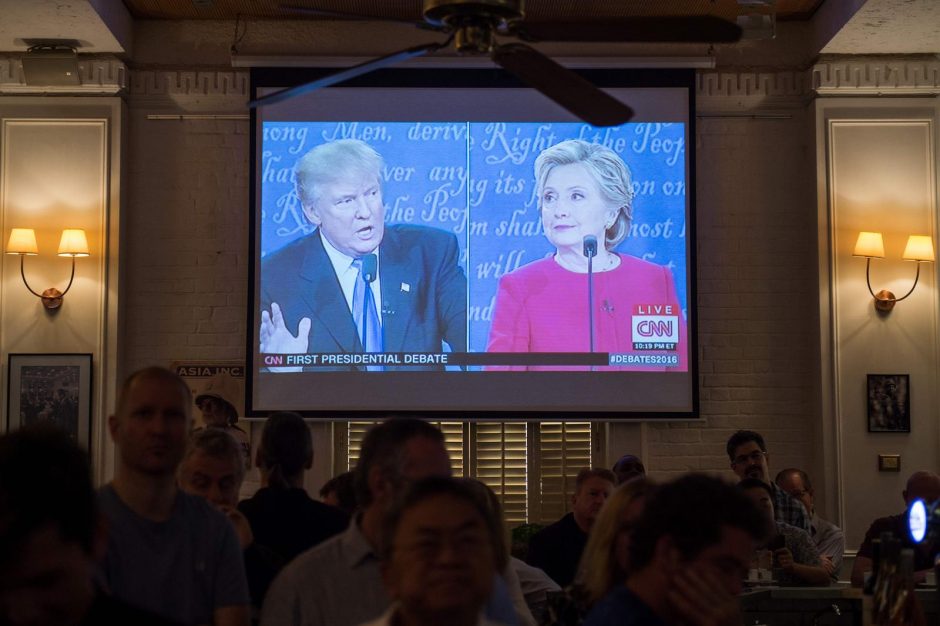 H. Clinton ir D. Trumpas susirėmė savo pirmuose ugninguose debatuose