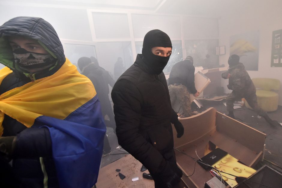 Ultradešinieji aktyvistai Ukrainoje apiplėšė Rusijos banką 