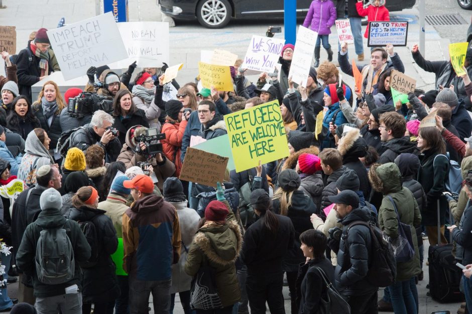 Pabėgėliams duris užtrenkiantis JAV prezidentas išprovokavo protestus