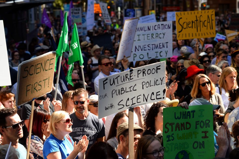 Tūkstančiai žmonių protestavo prieš mokslo puolimą