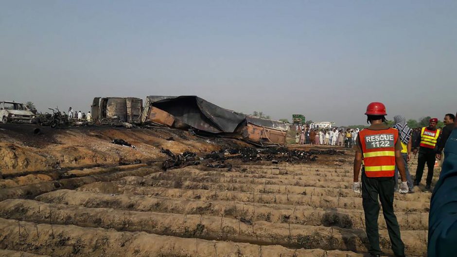 Pakistane užsiliepsnojus benzinvežiui žuvo 148 žmonės, daugybė sužeistų