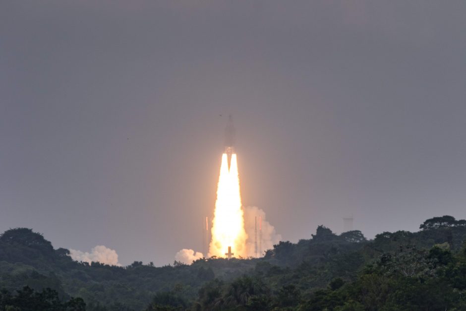 Sėkmingai startavusi raketa „Ariane 5“ iškėlė keturis palydovus